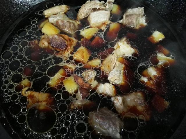 放入适量水和一个茴香开始炖煮排骨