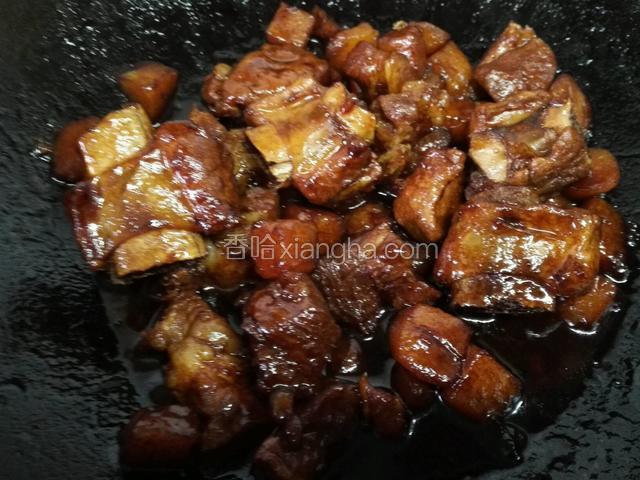 等排骨炖致软烂入味即可出锅