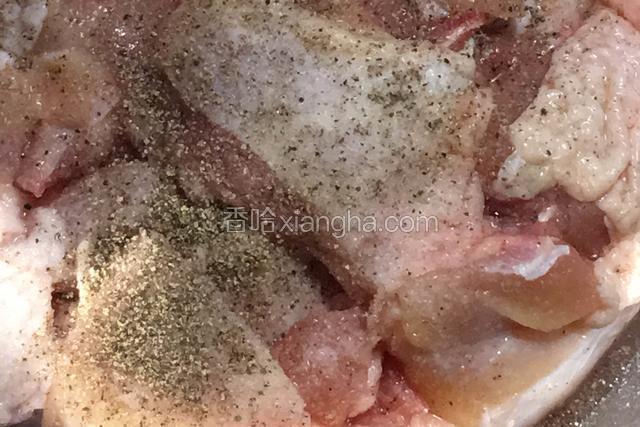 鸡腿肉切成大块，加入十克朗姆酒（白葡萄酒最好，我家刚好没有，就采用了朗姆酒，味道也不错），盐、黑胡椒碎，抓匀静置三十分钟入味。