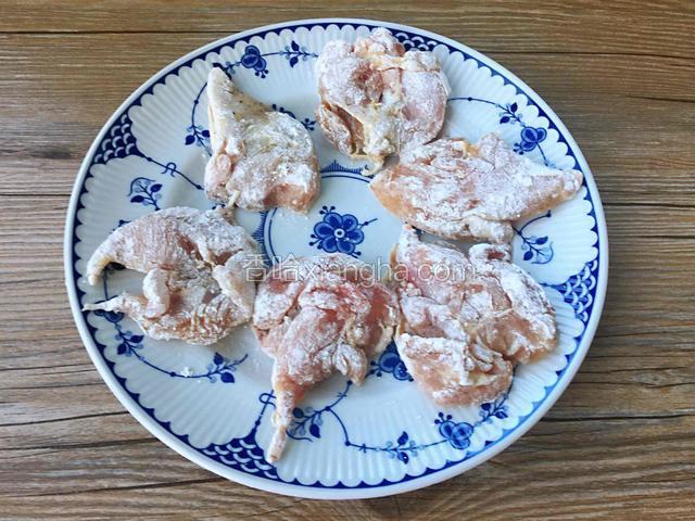 腌制好的鸡腿肉，均匀的裹一层薄薄的面粉。