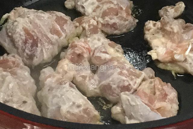 少许油，小火将鸡腿肉加入锅中，再转中火，一面煎至金黄，翻面再煎至另一面金黄色。