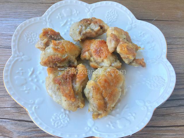 鸡腿肉煎制两面金黄，有一层脆脆的外皮出锅备用。