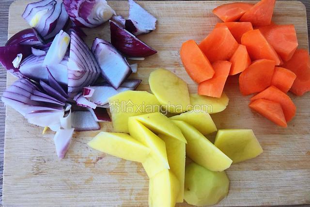 土豆、胡萝卜切成滚刀块，洋葱切大块。