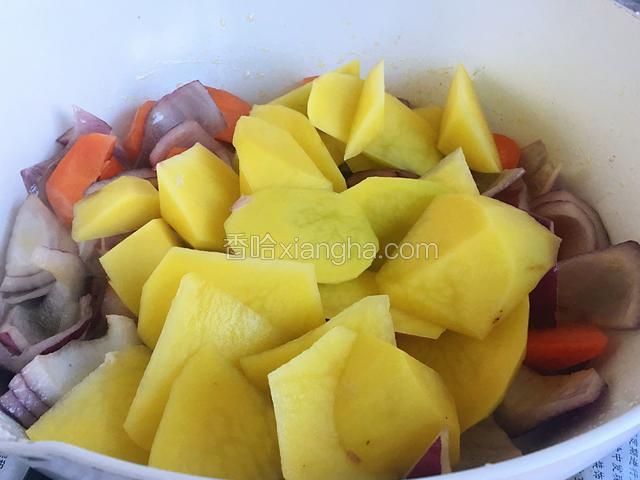 锅中倒入适量油，将食材翻炒均匀。