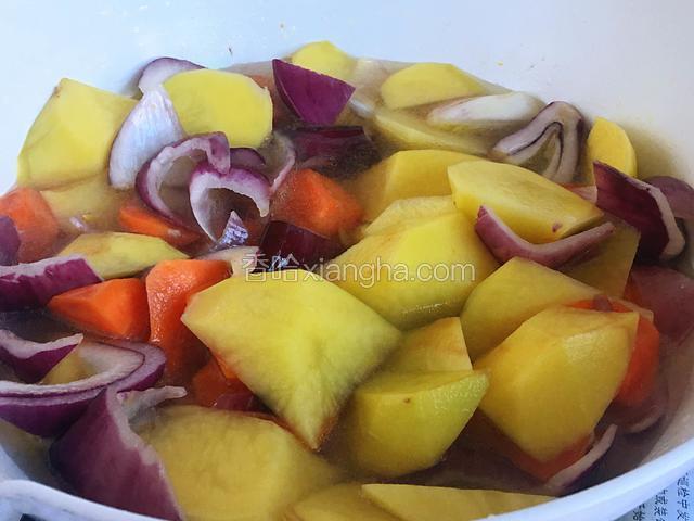 加入三百克水，加盖中小火焖煮。