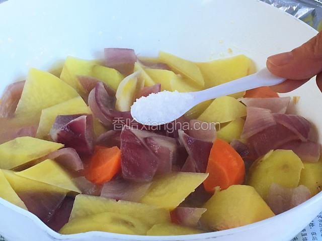 锅沸腾后，加盐。