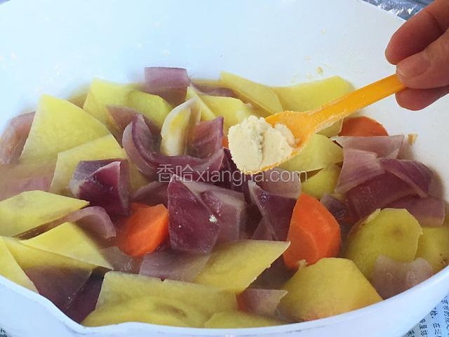 加入鸡精，翻拌均匀，再加盖焖煮。