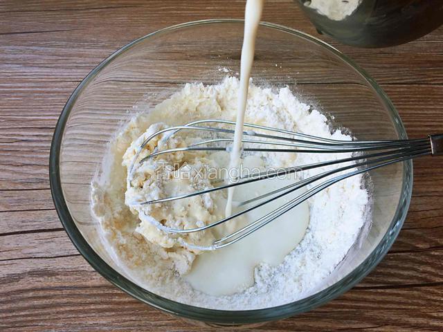 用一半牛奶搅拌面粉，牛奶要少量多次加入，每次都要搅拌均匀再加，这样会搅拌的更均匀。