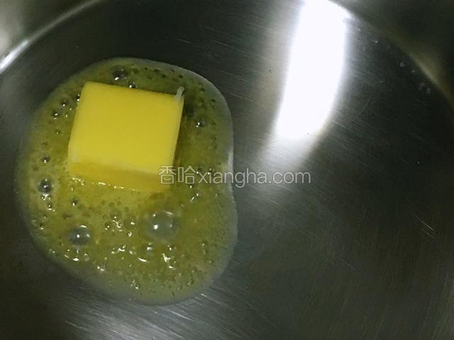 黄油小火溶化（整个炒制牛奶糊的过程都要小火）。