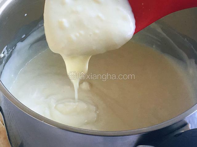 牛奶糊倒入锅中要不停搅拌，以免糊底结块，直到牛奶糊冒小泡关火，再继续搅拌片刻，加盖备用。