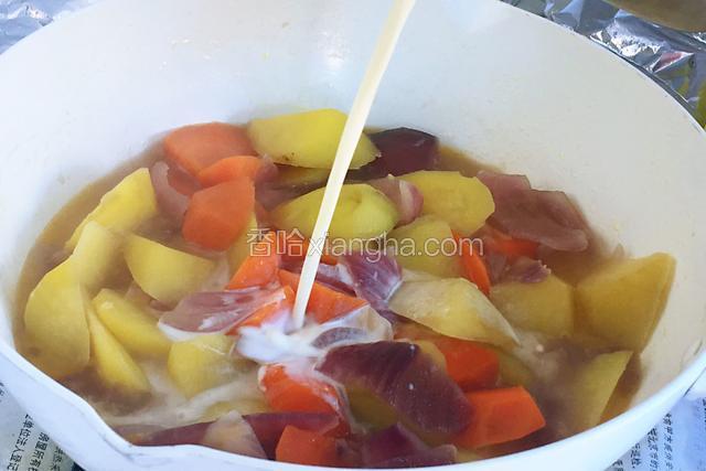 锅中的蔬菜炖到熟透时，用筷子可以很容易插入土豆块中，加入剩余的二百克牛奶。