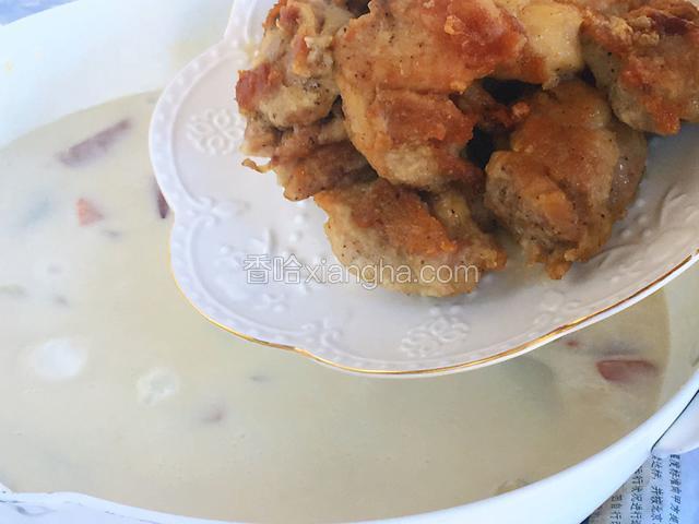 加入煎至成熟的鸡块，搅拌均匀，让酱汁把鸡块都裹匀。