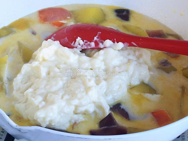 再加入牛奶面粉糊，搅拌均匀，牛奶糊容易凝固，尽量搅拌至不要出现大块的面团。