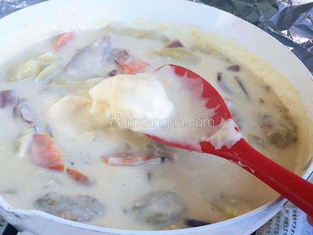 最后加入淡奶油，这时一定注意中小火慢慢搅拌至淡奶油与酱汁充分融合，即可关火。