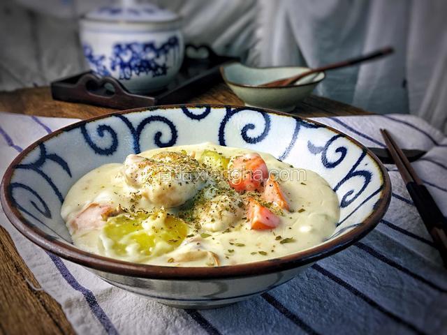 热乎乎的一碗，散发着奶油诱人香味的炖菜上桌了，孩子们非常喜欢。平时不喜欢吃的胡萝卜，裹上了浓浓的奶油酱汁，也被吃的干干净净的。