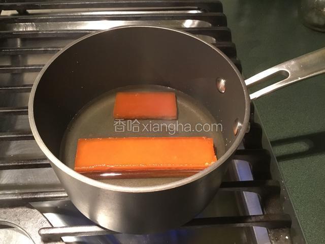 冰片糖加入水加热融化；