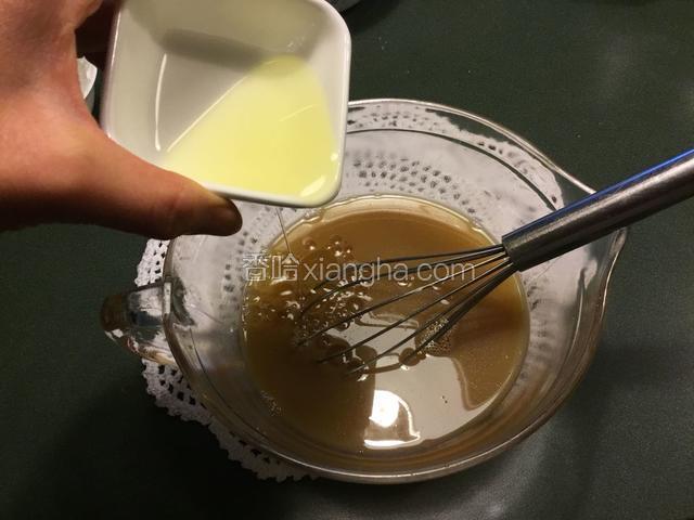 融化的糖水移到另一个大碗中，乘热加入椰浆和油，搅拌均匀；