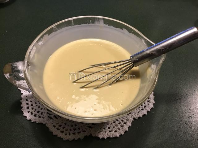 加入所有的干粉料，搅拌均匀直至没有干粉；