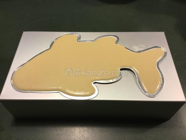 将糯米浆液用滤网过滤到鱼模中；
