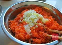 新文美食 胡萝卜羊肉包子的做法图解2