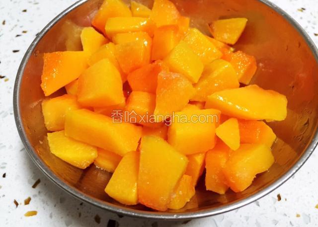 南瓜洗净，去皮，切小块