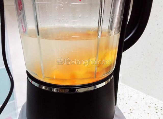 放入破壁机中，添水至1000ml处（水量可以根据自己喜欢的浓度调整）