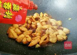 Illustration of how to make spicy stir-fried chicken cubes 4