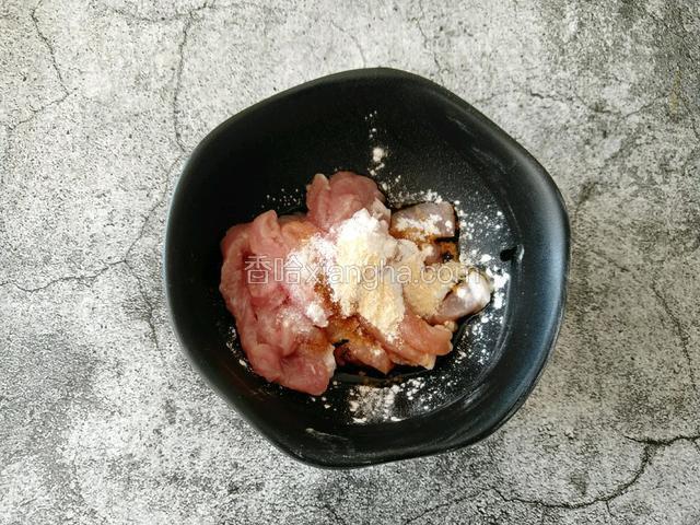 盐、鸡粉、淀粉腌制10分钟左右。