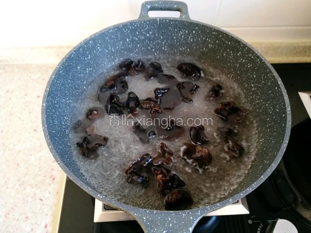 锅中烧水 水开后焯一下水。