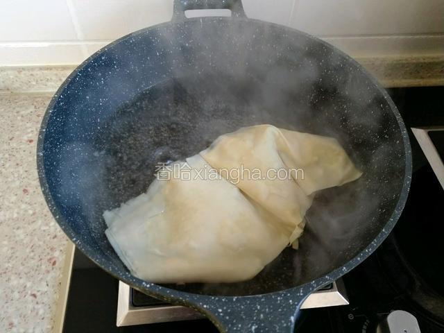 把干豆皮放入刚才焯木耳的水中 焯一下 烫1分钟左右捞出（干豆皮一定要焯水 吃的时候才有韧性跟嚼劲）。
