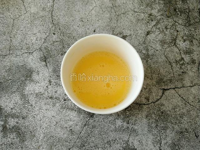 鸡蛋打散 用蛋抽搅打均匀。