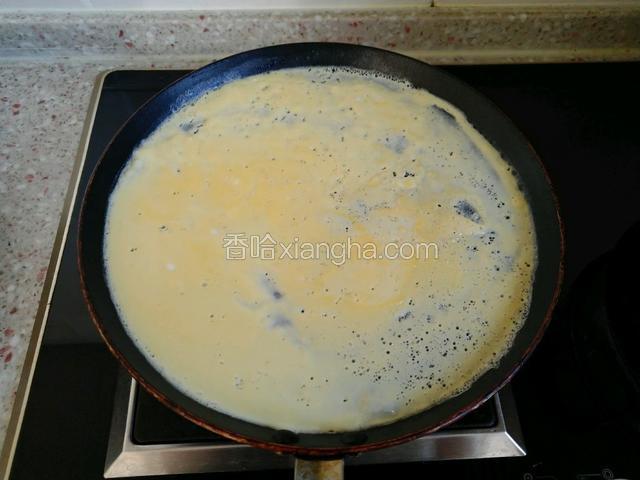 鸡蛋液倒入不粘锅摊成鸡蛋饼 鸡蛋饼定型后 翻面 关火 利用锅的余温把鸡蛋饼摊熟 这样摊出来的鸡蛋饼才嫩。