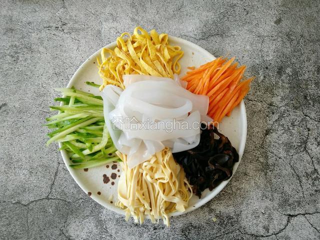 大拉皮沥干水份 放在盘子中间。