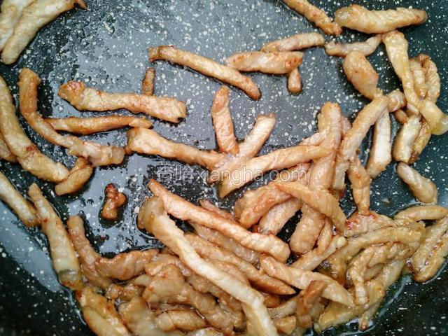 锅内倒入少许食用油 倒入腌制好的肉丝 大火快速炒至肉丝变色即可关火出锅。