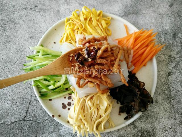 辣椒油（蒜泥跟香油也是非常提升口感的 可以根据自己口味适量调整）。