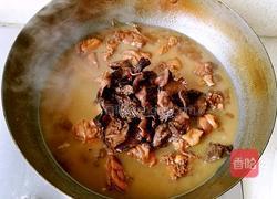 松菇炖鸡的做法图解8