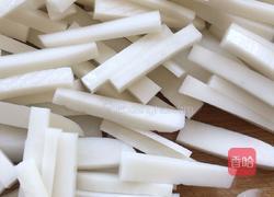 荠菜冬笋炒年糕的做法图解2