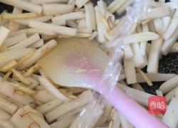 荠菜冬笋炒年糕的做法图解9