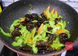 西芹炒木耳的做法图解10