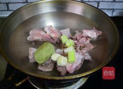 排骨烩酸菜的做法图解4