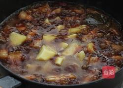 红烧肉炖土豆的做法图解10