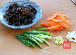 胡萝卜木耳滑鸡片的做法图解3