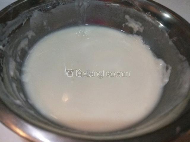 面粉100克加入1克盐，加入适量水调成面糊。