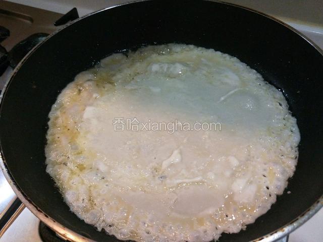 平底锅倒入适量油烧热，舀上一勺面糊，晃动一下锅，面糊自动流均匀。