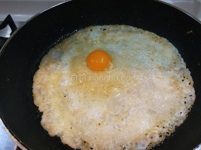 打入一个鸡蛋。