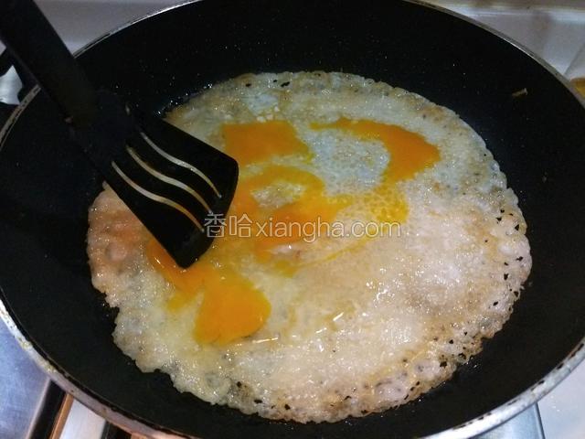 用铲子摊均匀。