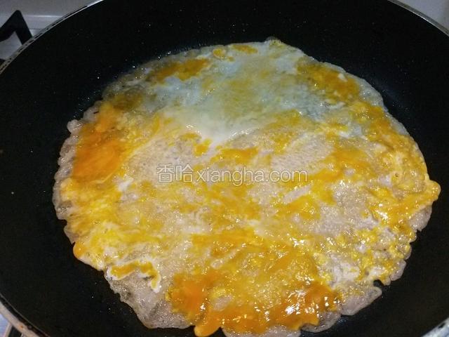 小火煎制鸡蛋定型翻面。