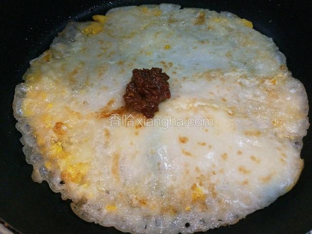 加入一勺肉炸酱涂抹均匀。