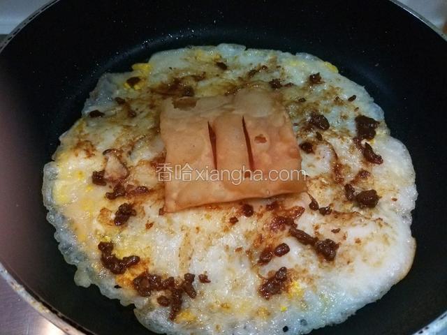 在加入一块薄脆。