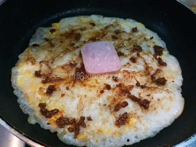 加入一片午餐肉。